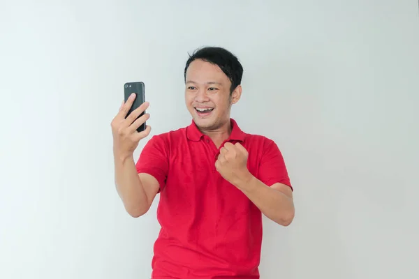 Νεαρός Ασιάτης Σοκαρισμένος Και Χαρούμενος Αυτό Που Βλέπει Στο Smartphone — Φωτογραφία Αρχείου