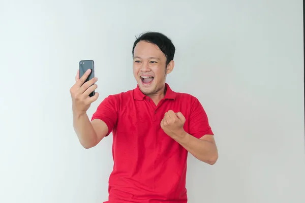 Ung Asiatisk Man Chockad Och Nöjd Med Vad Han Ser — Stockfoto