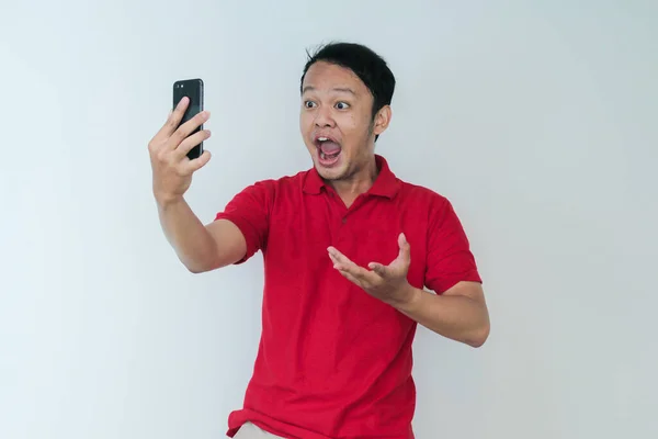 Wow Gesicht Junger Asiatischer Mann Schockiert Smartphone Auf Isoliertem Grauen — Stockfoto