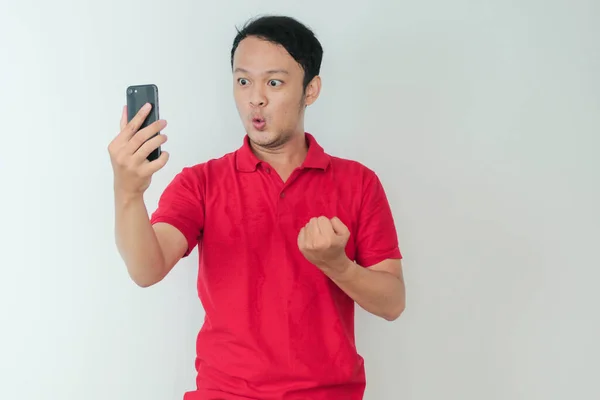 Wow Face Young Asian Man Shocked What See Smartphone Isolated — Stock Photo, Image