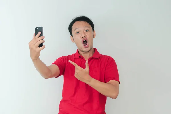 Wow Face Young Asian Man Shocked What See Smartphone Isolated — Fotografia de Stock