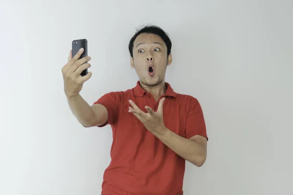 Wow Ansikte Ung Asiatisk Man Chockade Vad Han Ser Smartphone — Stockfoto