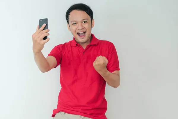 Joven Asiático Sorprendido Feliz Con Que Teléfono Inteligente Sobre Fondo — Foto de Stock