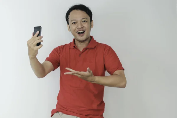 Young Asian Man Shocked Happy What See Smartphone Isolated Grey — Stock Photo, Image