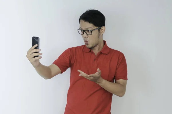 Wow Face Young Asian Man Shocked What See Smartphone Isolated — Fotografia de Stock