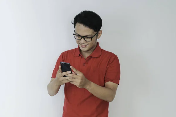 Jeune Homme Asiatique Intelligent Est Heureux Souriant Lors Utilisation Smartphone — Photo