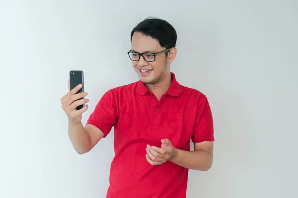 Inteligente Jovem Asiático Homem Feliz Sorrindo Usar Smartphone Estúdio Fundo — Fotografia de Stock