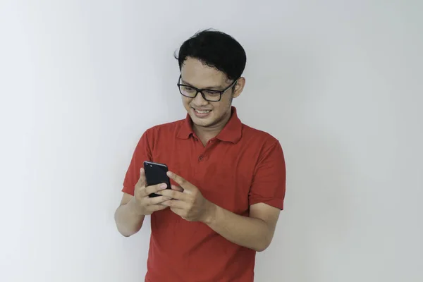 Smart Young Asiatisk Man Glad Och Ler När Använder Smartphone — Stockfoto