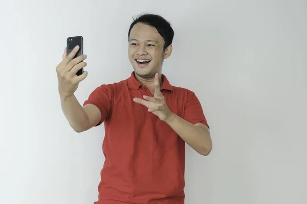 Jovem Ásia Homem Chocado Feliz Com Que Ele Smartphone Isolado — Fotografia de Stock