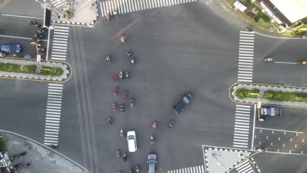 Drone Schot Straat Met Kruispunten Auto Autoverkeer Weg Mensen Steken — Stockvideo