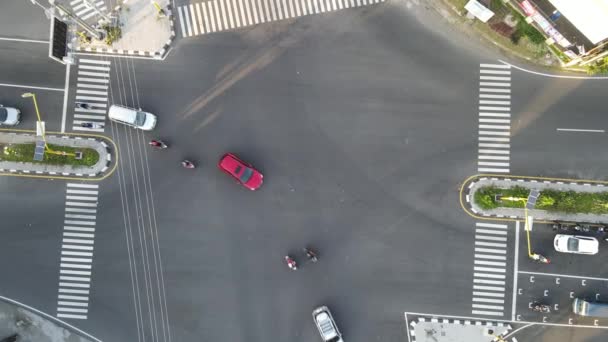 Πυροβολήθηκε Στο Δρόμο Διασταυρώσεις Και Αυτοκίνητα Κυκλοφορία Αυτοκινήτων Στο Δρόμο — Αρχείο Βίντεο