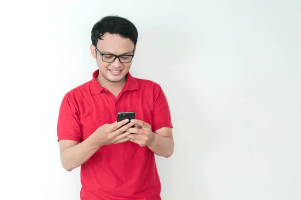 Inteligente Joven Asiático Hombre Feliz Sonriente Cuando Utiliza Teléfono Inteligente —  Fotos de Stock