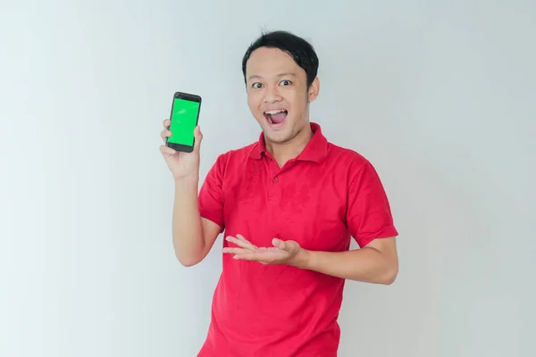 Smart Young Asiatisk Man Glad Och Ler När Visar Grön — Stockfoto