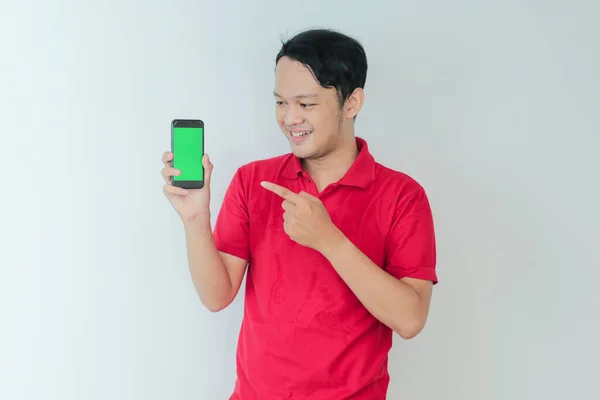 Inteligente Jovem Asiático Homem Feliz Sorrindo Mostrar Tela Verde Smartphone — Fotografia de Stock