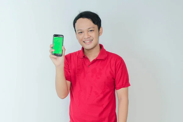 Chytrý Mladý Asijský Muž Šťastný Usmívá Když Ukazuje Zelenou Obrazovku — Stock fotografie