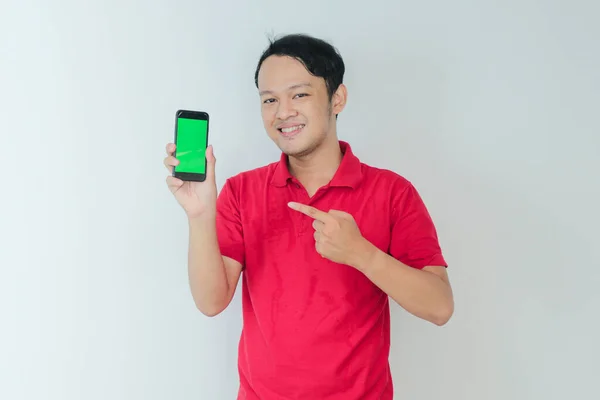 Умный Молодой Азиат Счастлив Улыбается Показывая Зеленый Экран Смартфона Фоне — стоковое фото