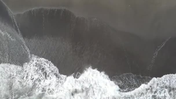 Légi Kilátás Hullámok Strandon Splashing Waves Sötét Homokkal Kék Türkiz — Stock videók