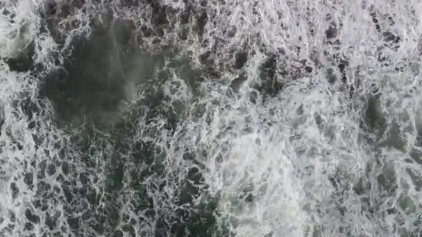 Vista Aérea Las Olas Playa Splashing Waves Con Arena Oscura — Vídeo de stock