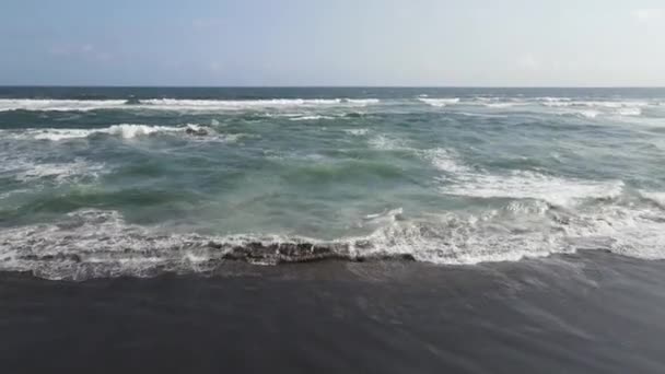 Vista Aérea Las Olas Playa Splashing Waves Con Arena Oscura — Vídeo de stock