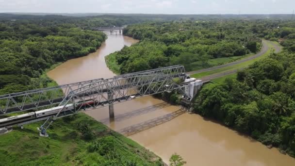 Endonezya Yogyakarta Progo Nehri Üzerindeki Tren Köprüsünden Geçen Trenin Hava — Stok video