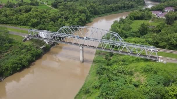 インドネシアのジョグジャカルタのプロゴ川の上の鉄道橋の空中ビュー — ストック動画