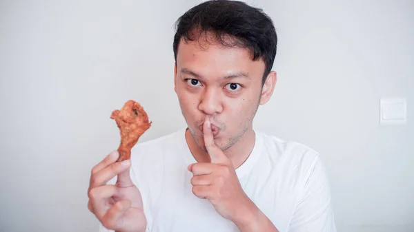 Jonge Aziatische Man Eet Gebakken Kip Dragen Witte Shirt Met — Stockfoto