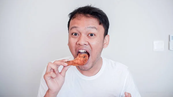 Jonge Aziatische Man Eten Gebakken Kip Dragen Wit Shirt — Stockfoto