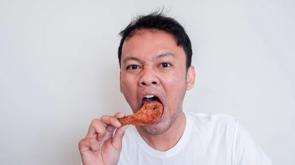 Jonge Aziatische Man Eten Gebakken Kip Dragen Wit Shirt — Stockfoto