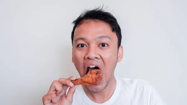 Jonge Aziatische Man Eten Gebakken Kip Dragen Wit Shirt — Stockfoto