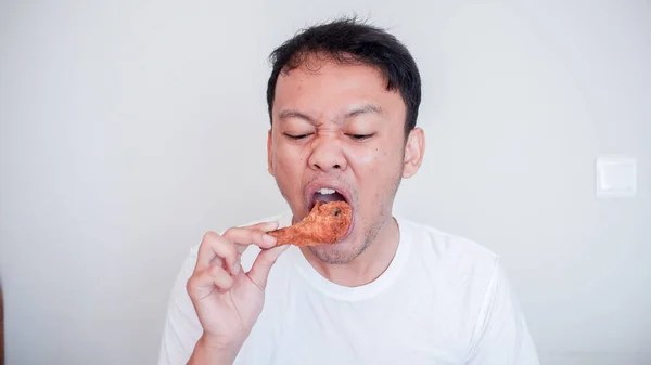 Jonge Aziatische Man Eten Gebakken Kip Dragen Wit Shirt — Stockfoto