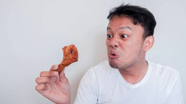Jonge Aziatische Man Het Eten Van Gebakken Kip Dragen Wit — Stockfoto
