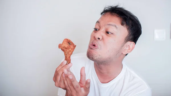 Jonge Aziatische Man Het Eten Van Gebakken Kip Dragen Wit — Stockfoto