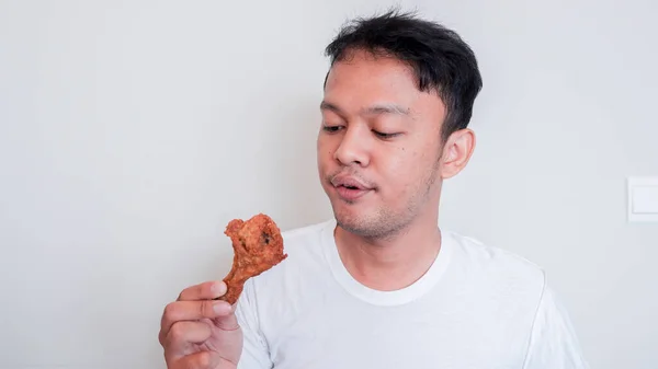 Jonge Aziatische Man Het Eten Van Gebakken Kip Dragen Witte — Stockfoto