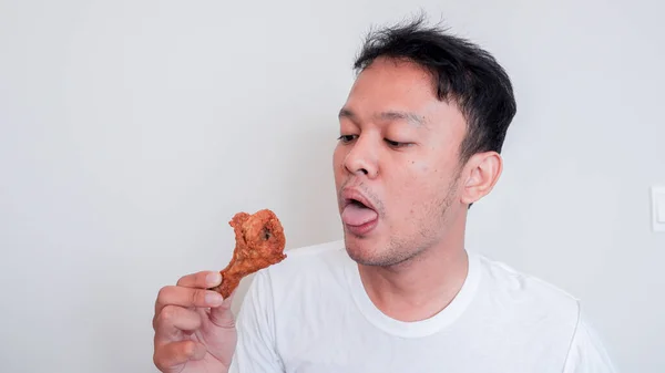 Jonge Aziatische Man Het Eten Van Gebakken Kip Dragen Witte — Stockfoto