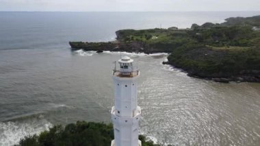 Gunung Kidul, Endonezya 'daki Baron Sahili' nin deniz feneri ve geleneksel teknesi.. 