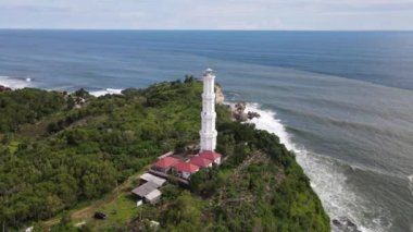 Gunung Kidul, Endonezya 'daki Baron Sahili' nin deniz feneri ve geleneksel teknesi.. 