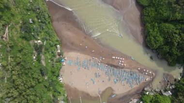 Gunung Kidul, Endonezya 'daki Baron Sahili' nin deniz feneri ve geleneksel teknesi.. 