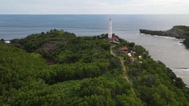 Gunung Kidul, Endonezya 'daki Baron Sahili' nin deniz feneri ve geleneksel teknesi.. 