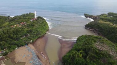 Gunung Kidul, Endonezya 'daki Baron Sahili' nin deniz feneri ve geleneksel teknesi.. 