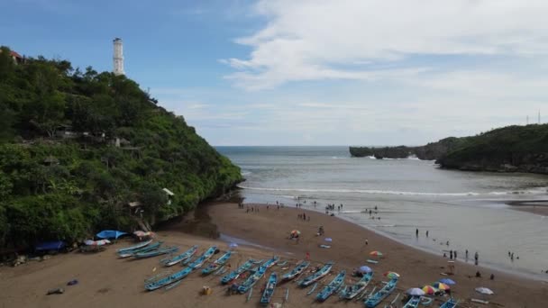 Вид Воздуха Пляж Барон Гунунг Кидул Индонезия Маяком Традиционной Лодкой — стоковое видео