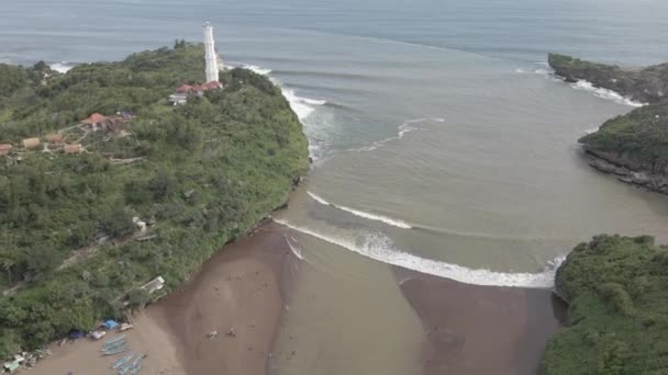 Вид Воздуха Пляж Барон Гунунг Кидул Индонезия Маяком Традиционной Лодкой — стоковое видео