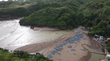 Gunung Kidul, Endonezya 'daki Baron Sahili' nin deniz feneri ve geleneksel teknesi.. 
