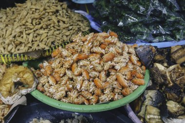 Çıtır Kum Yengeci veya Undur-undur Laut Goreng, Gunung Kidul Sahili, Yogyakarta, Endonezya 'dan kızarmış deniz ürünleri atıştırmalıkları. Seçici odak ve gürültü yiyecek dokusu.
