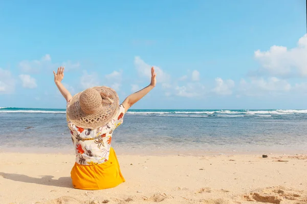 Retrato Mujer Asiática Feliz Sonriente Disfruta Unas Vacaciones Playa — Foto de Stock
