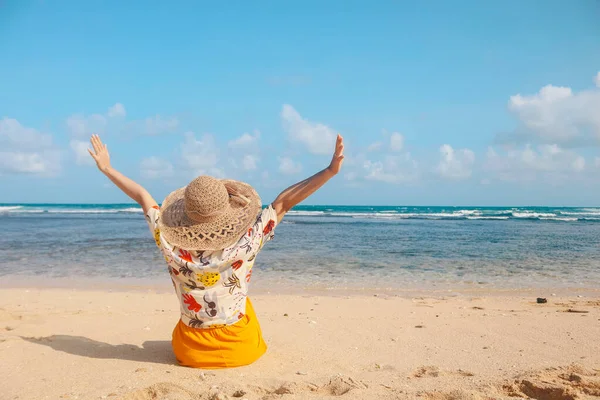 Retrato Mujer Asiática Feliz Sonriente Disfruta Unas Vacaciones Playa — Foto de Stock