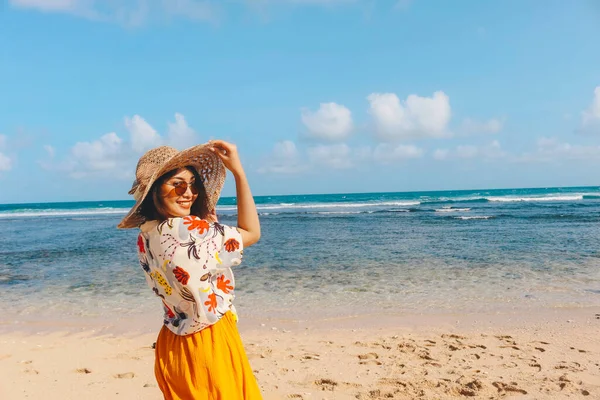 Retrato Mujer Asiática Feliz Sonriente Playa Use Sombrero —  Fotos de Stock
