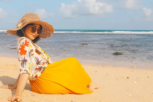 Retrato Mujer Asiática Feliz Sonriente Playa Use Sombrero —  Fotos de Stock