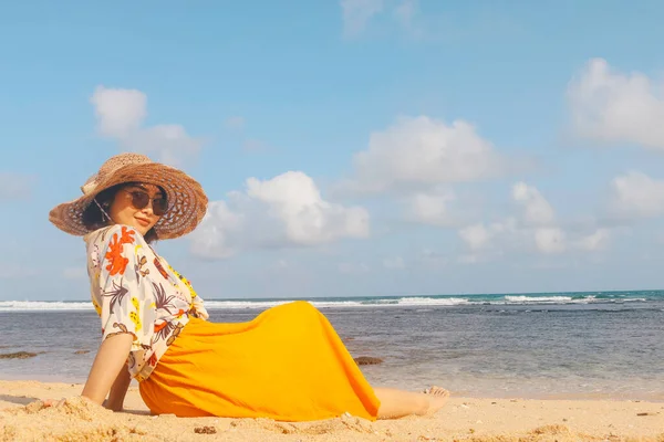 Retrato Mujer Asiática Feliz Sonriente Playa Use Sombrero —  Fotos de Stock