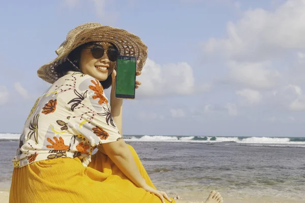 Retrato Mujer Asiática Sonriente Feliz Playa Que Muestra Pantalla Verde —  Fotos de Stock