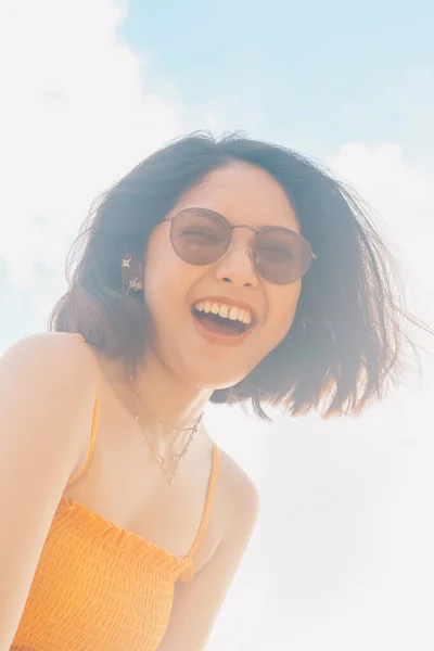 Retrato Mujer Asiática Sonriente Feliz Con Vista Cielo Azul Desde — Foto de Stock